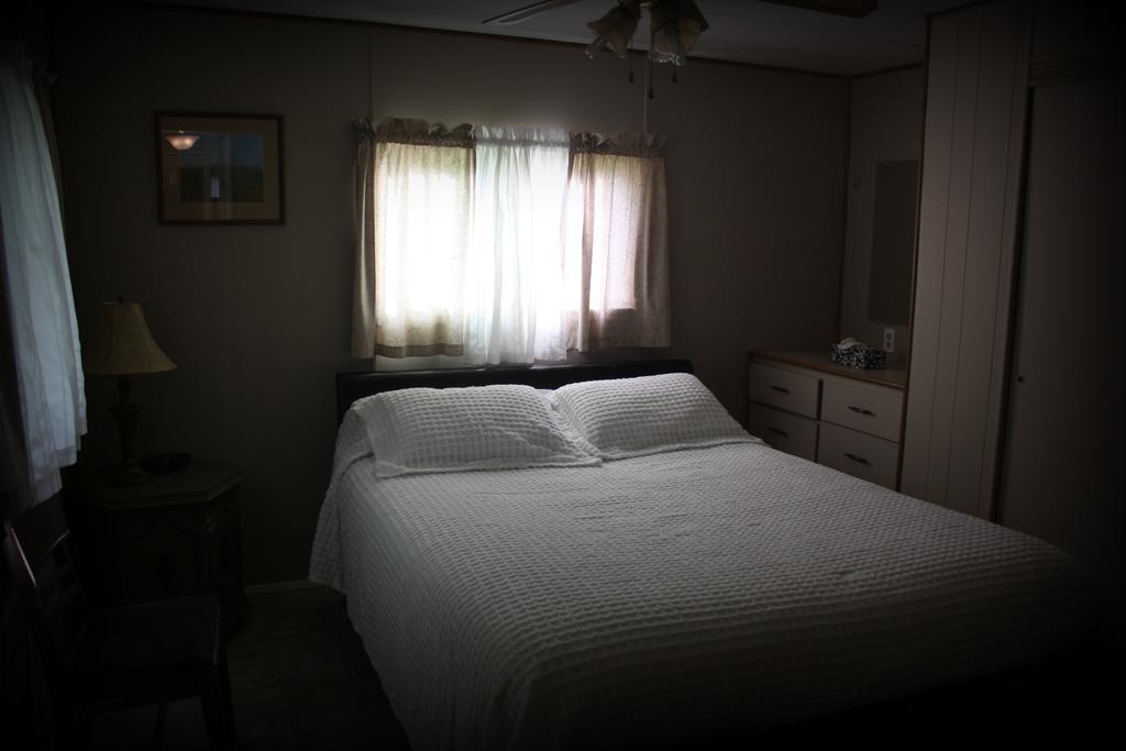 Robert'S Roost Rv Park Resort เควสเนล ภายนอก รูปภาพ