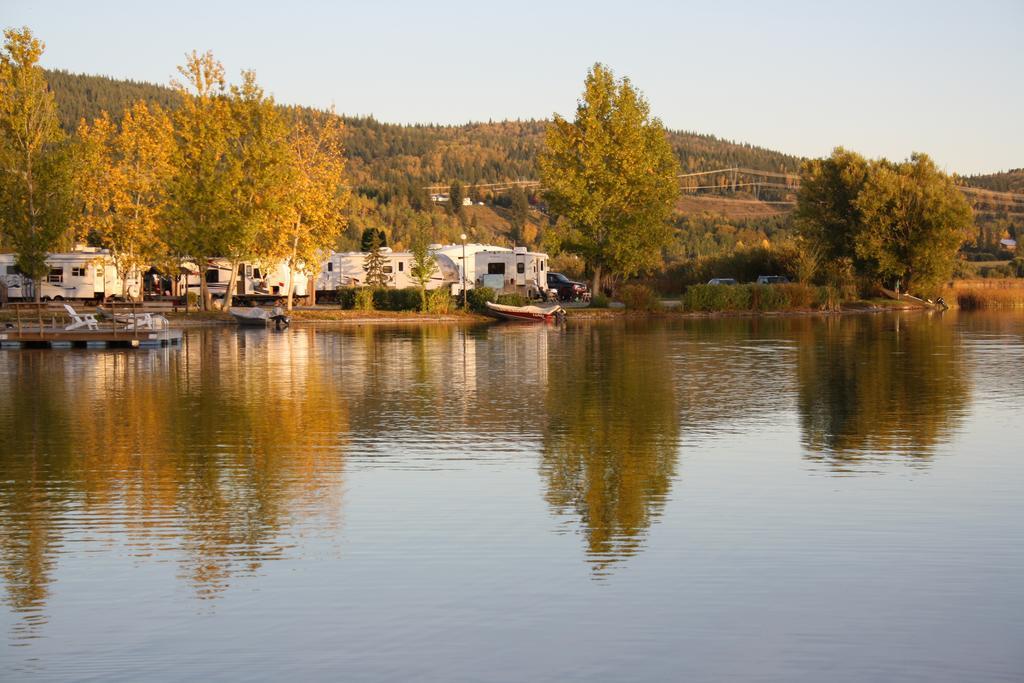 Robert'S Roost Rv Park Resort เควสเนล ภายนอก รูปภาพ