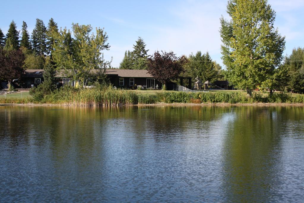 Robert'S Roost Rv Park Resort เควสเนล ภายนอก รูปภาพ