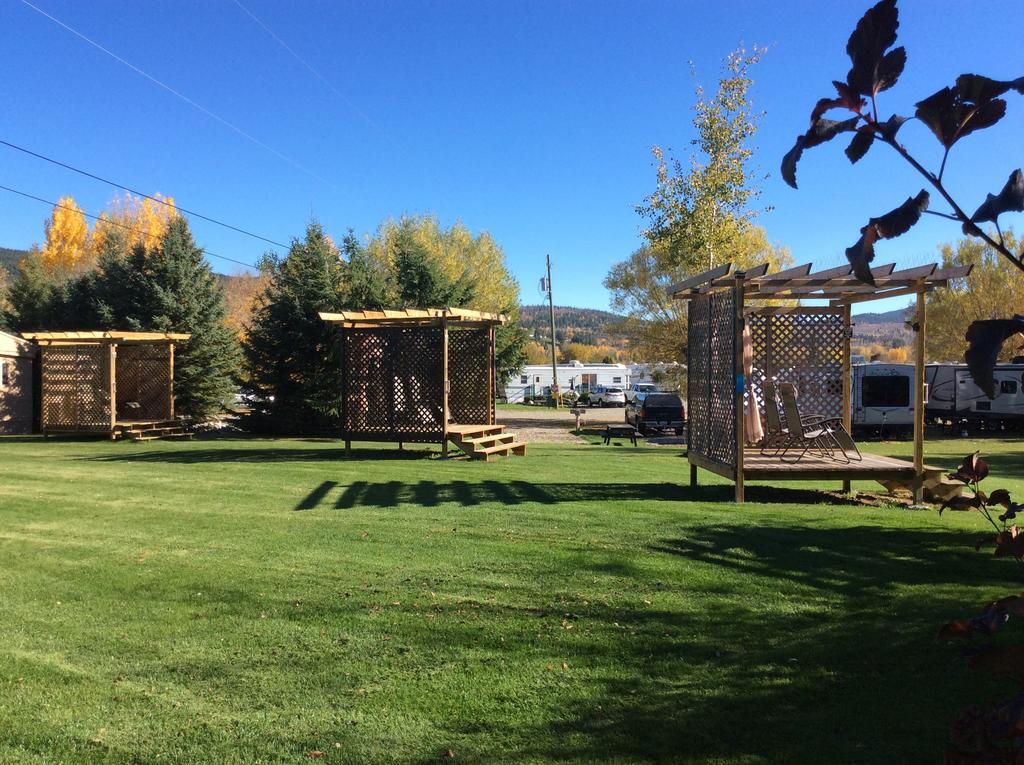 Robert'S Roost Rv Park Resort เควสเนล ภายนอก รูปภาพ