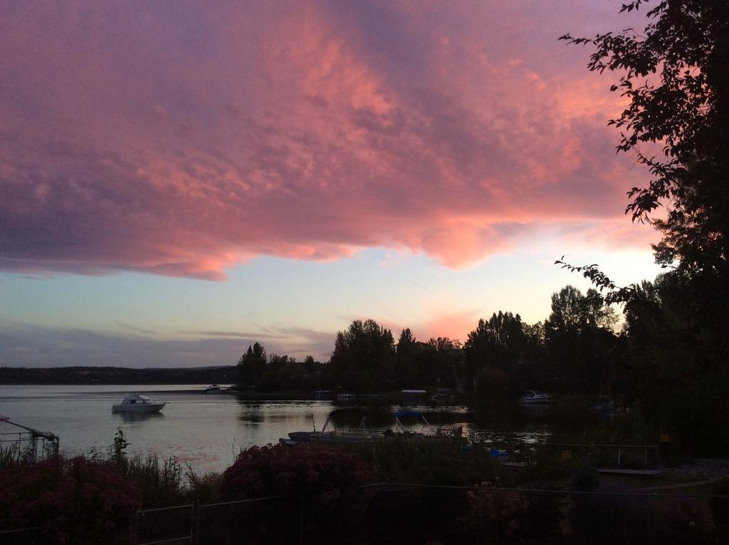 Robert'S Roost Rv Park Resort เควสเนล ภายนอก รูปภาพ