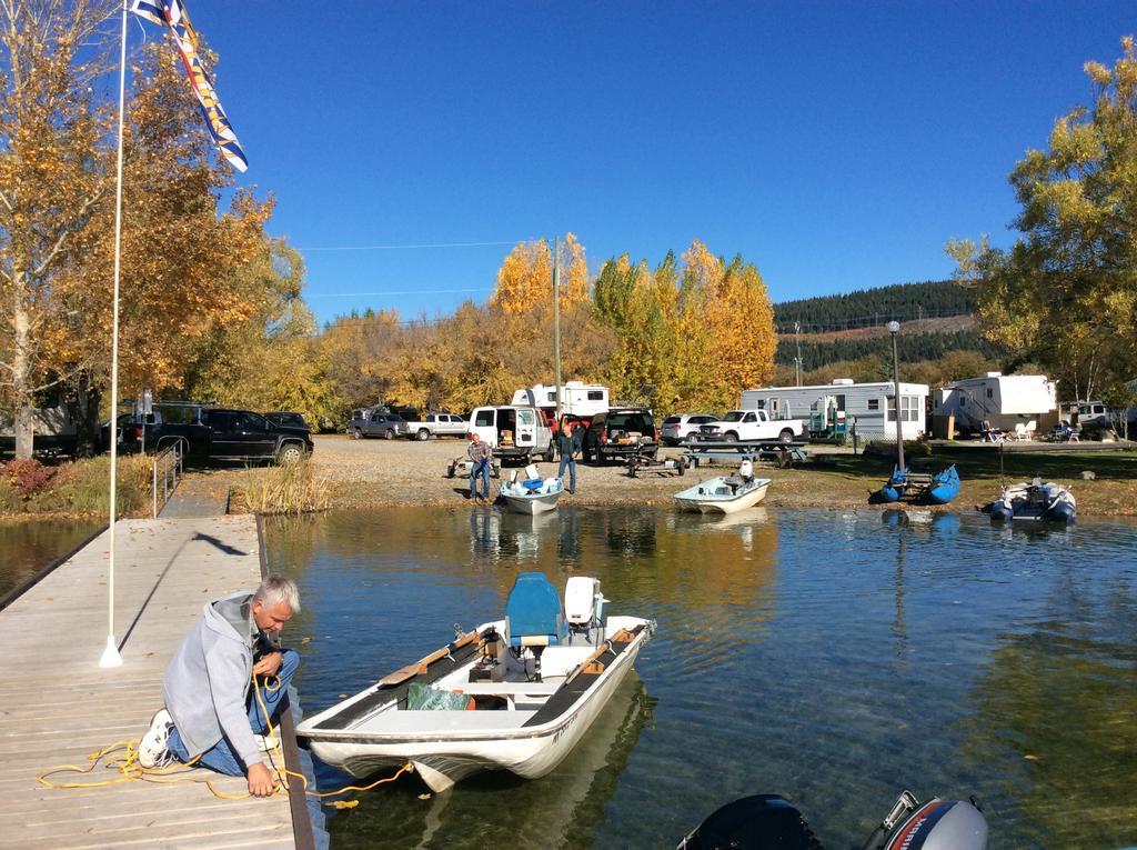 Robert'S Roost Rv Park Resort เควสเนล ภายนอก รูปภาพ