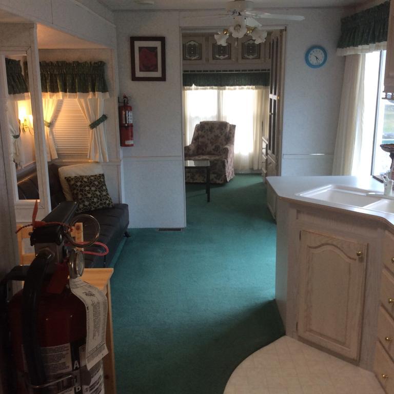 Robert'S Roost Rv Park Resort เควสเนล ภายนอก รูปภาพ
