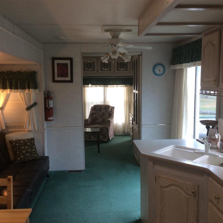 Robert'S Roost Rv Park Resort เควสเนล ภายนอก รูปภาพ
