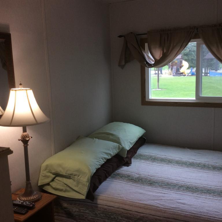 Robert'S Roost Rv Park Resort เควสเนล ภายนอก รูปภาพ
